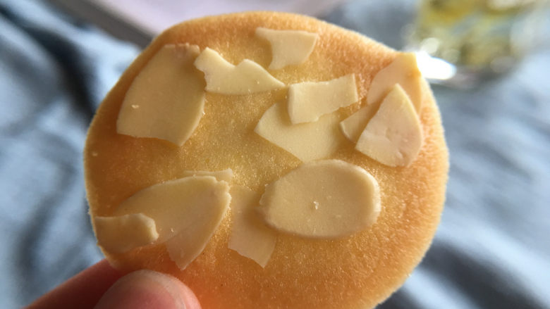 杏仁瓦片酥,薄薄的,味道很香。