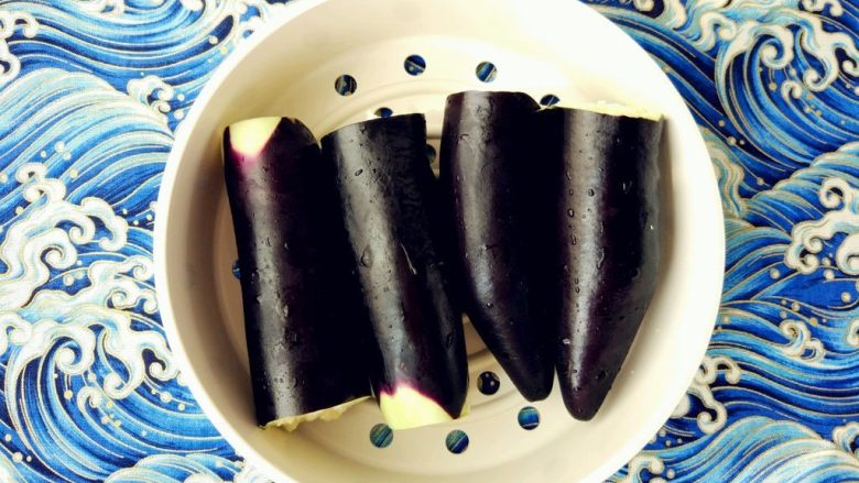 咸蛋黄麻酱拌茄子,<a style='color:red;display:inline-block;' href='/shicai/ 58'>茄子</a>洗净去蒂,掰成两段,放在笼屉里