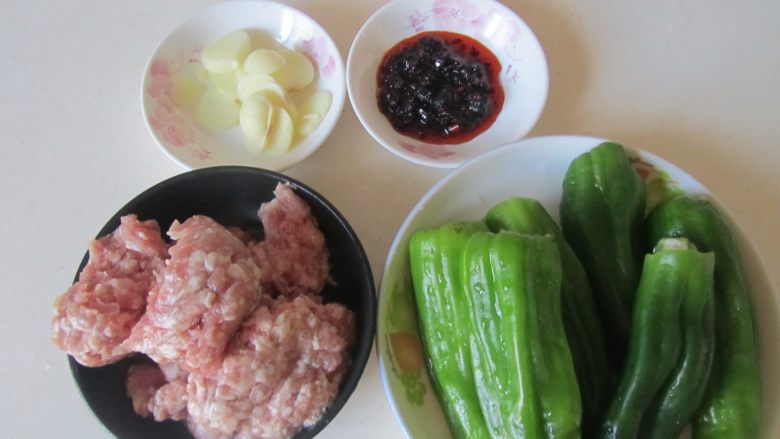 青椒酿肉,准备好原材料;