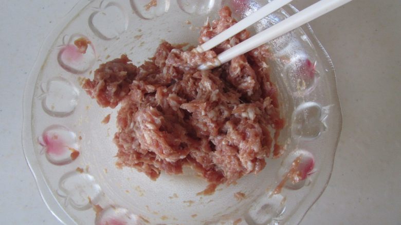 青椒酿肉,顺着一个方向搅拌上劲;