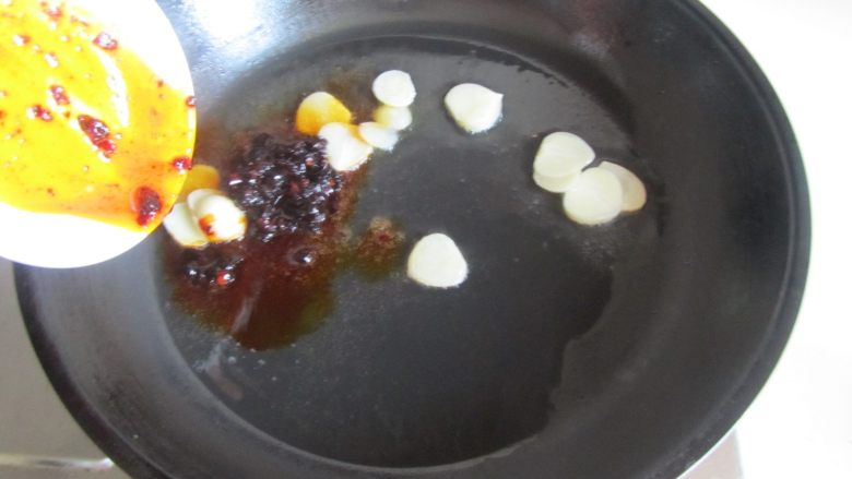 青椒酿肉,热锅凉油, 放入蒜瓣和<a style='color:red;display:inline-block;' href='/shicai/ 46515'>豆豉酱</a>进去煸炒;