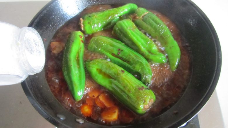 青椒酿肉,大火收汁, 加入适量的盐调味;