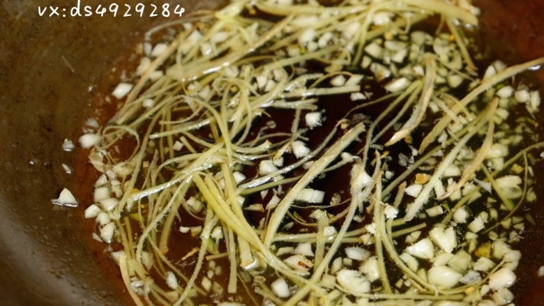 清炒鳘鱼肚,锅里下油,待油热之后,将姜丝和蒜蓉下入,稍微煸炒出香味,注意不要烧焦。