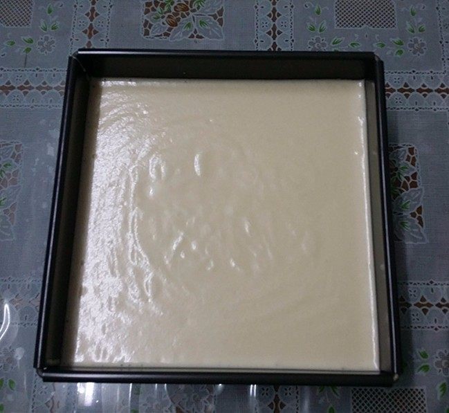 玉米面杂粮蛋糕,倒入模具中,轻震几下震出多余大气泡