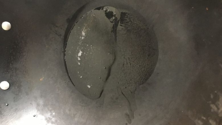 辣炒钉螺:海边男人最爱的下酒菜,锅里加少许底油,加热