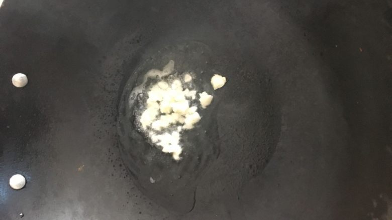 辣炒钉螺:海边男人最爱的下酒菜,放少许蒜末爆香