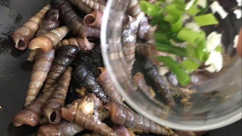 辣炒钉螺:海边男人最爱的下酒菜,放入适量的葱花辣椒