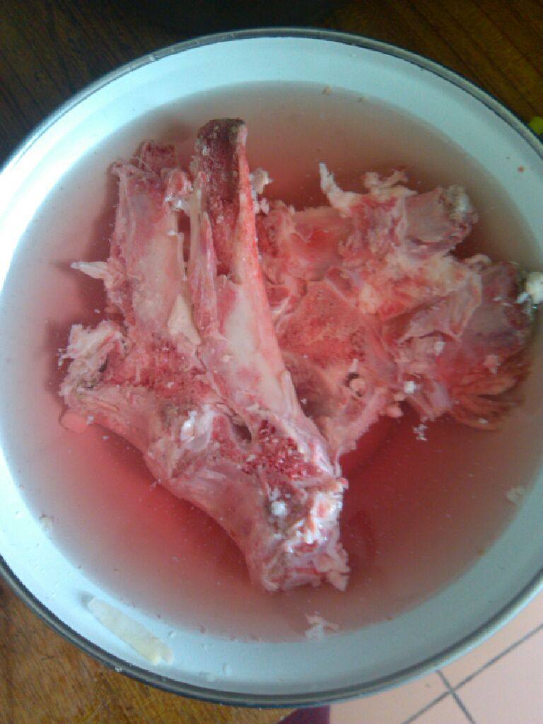 牛羊肉泡馍,再说骨头,一样泡血水,在用开水过下骨和肉,这是去沫子,汤会更透亮