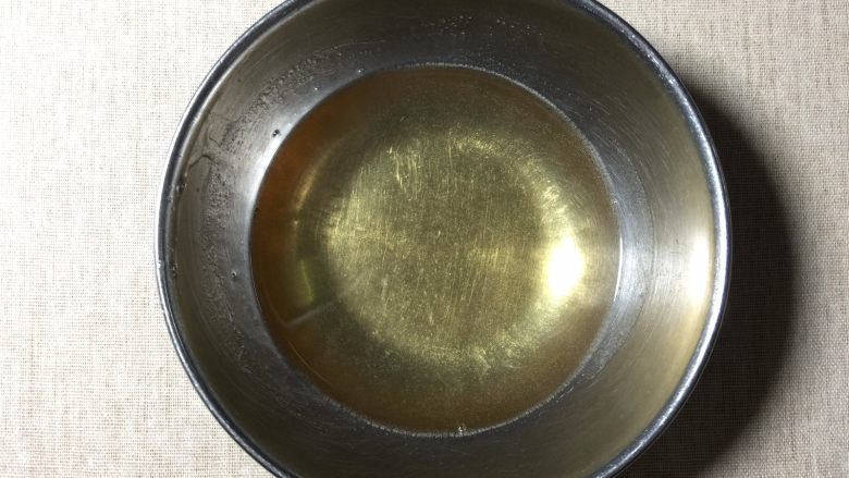 双色慕斯杯子蛋糕,取12.5克吉利丁片置于冷水中泡软,沥干水后隔热水融化成液体