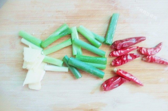 水煮肉片,葱段、姜片、干辣椒待用