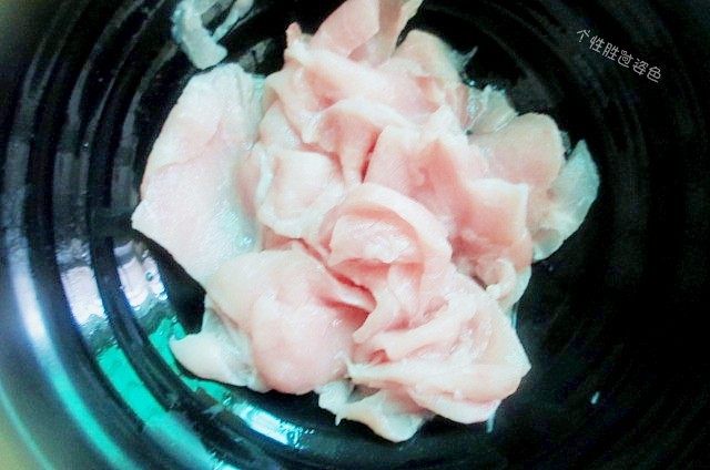 水煮肉片,<a style='color:red;display:inline-block;' href='/shicai/ 4430'>里脊肉</a>洗净切薄片