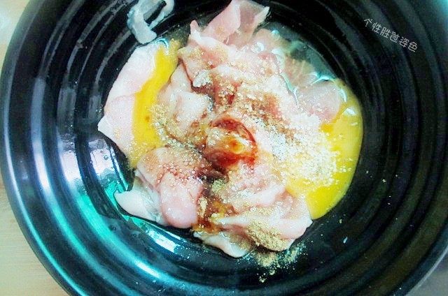 水煮肉片,加入酱油，料酒，糖，胡椒粉，鸡蛋，抓拌均匀。