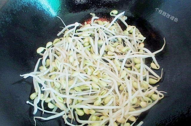水煮肉片,锅中倒入少许油放入豆芽翻炒片刻。