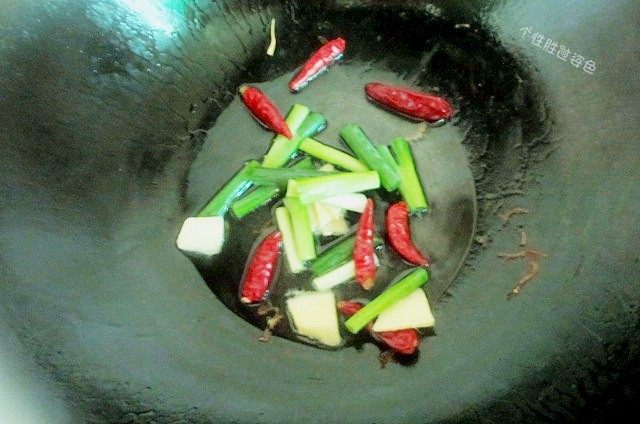 水煮肉片,锅中再加少许油爆香葱姜蒜干辣椒爆香。