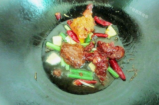 水煮肉片,加入豆瓣酱和火锅底料、一勺黄豆酱炒出红油出香。