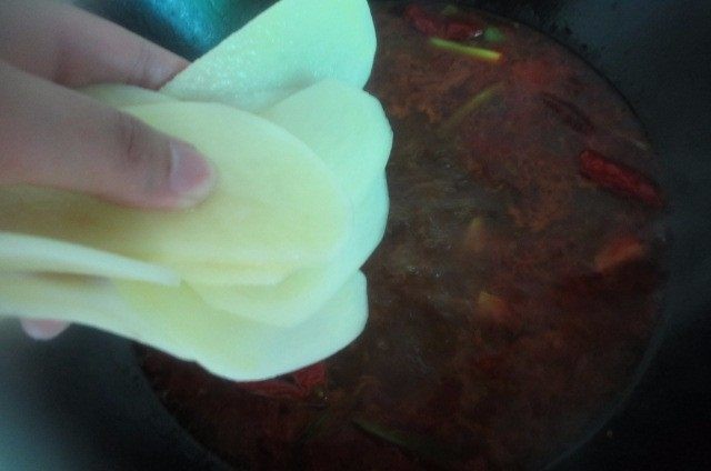 水煮肉片,煮开后放入土豆片
