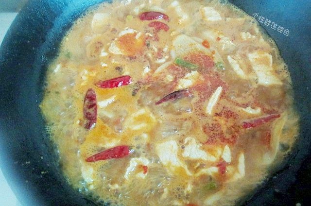 水煮肉片,稍煮2分钟，加盐，鸡精调味关火。