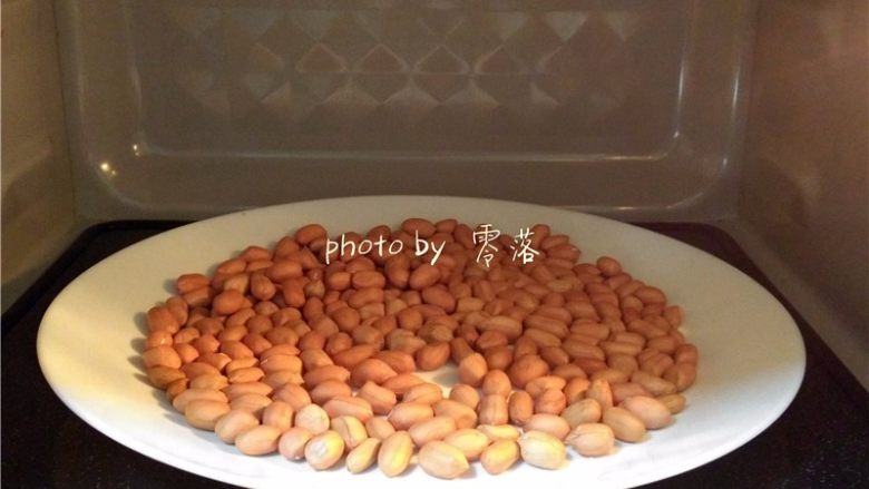 麻辣酒鬼花生,花生放进微波炉里,高火1分钟;