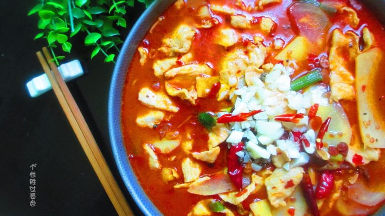 水煮肉片,锅烧热油，倒在刚刚摆上去的蒜末上即可。