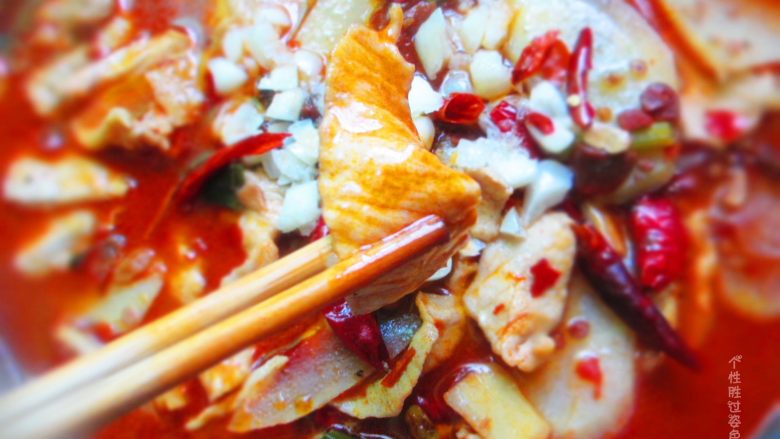 水煮肉片,水煮肉片香喷喷，火辣辣，吃米饭配香辣水煮肉片可真过瘾！