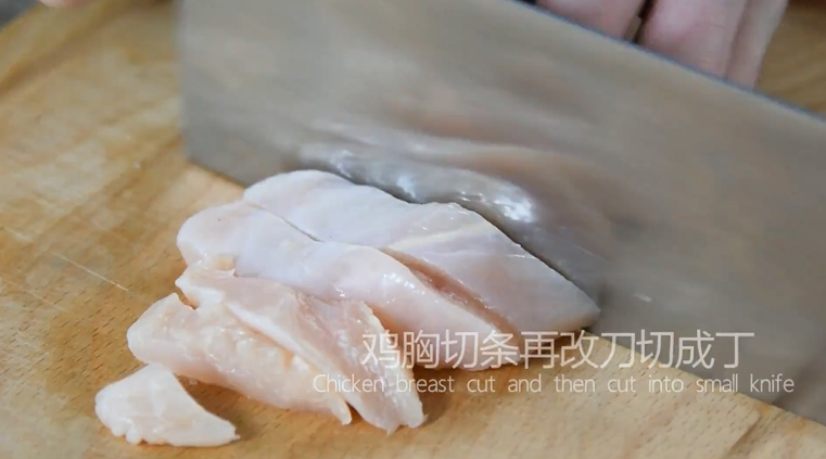 料理达人教你用菠萝入菜,钟征服你的味蕾!,鸡胸切条再改刀切成丁