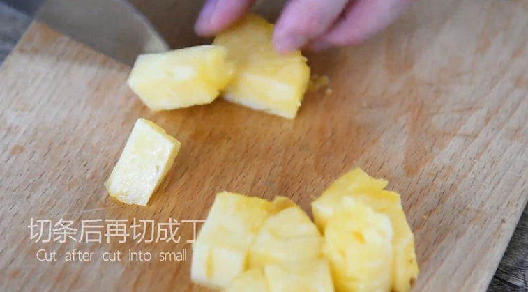 料理达人教你用菠萝入菜,钟征服你的味蕾!,切条后再切成丁