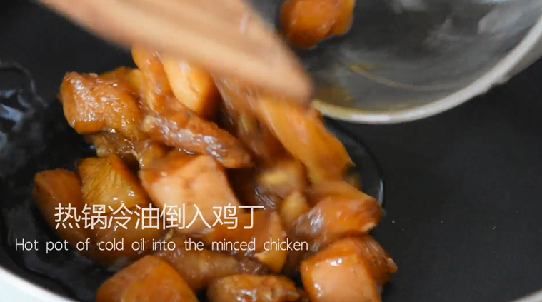 料理达人教你用菠萝入菜,钟征服你的味蕾!,热锅冷油倒入鸡丁