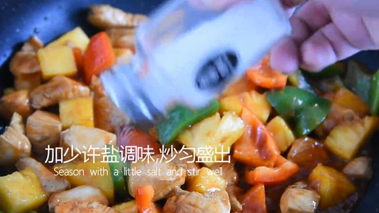 料理达人教你用菠萝入菜,钟征服你的味蕾!,加少许盐调味,炒匀盛出