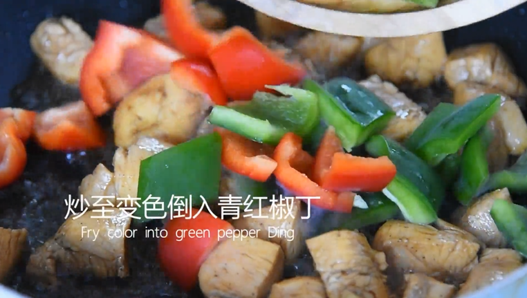 料理达人教你用菠萝入菜,钟征服你的味蕾!,炒至变色倒入青红椒丁