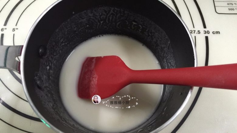 团圆萌萌汤种鸡仔面包,先把汤种制作好,水和高粉混合至看不见干粉