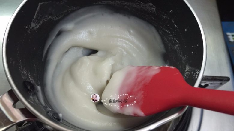 团圆萌萌汤种鸡仔面包,放在煤气灶上小火加热,一边不停的搅拌至浓稠状态,离火,放凉即可使用