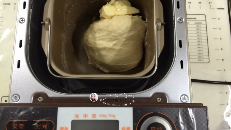 团圆萌萌汤种鸡仔面包,静止好之后加入软化的黄油,再揉20分钟