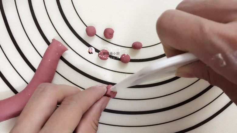 团圆萌萌汤种鸡仔面包,如果没有小模具的就,把面团搓成长条状,搓成小圆形用刮板在圆面团中间切一刀,整形成鸡冠
