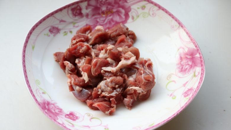 烤羊肉串,<a style='color:red;display:inline-block;' href='/shicai/ 329'>羊肉</a>切薄片,会比较容易入味。