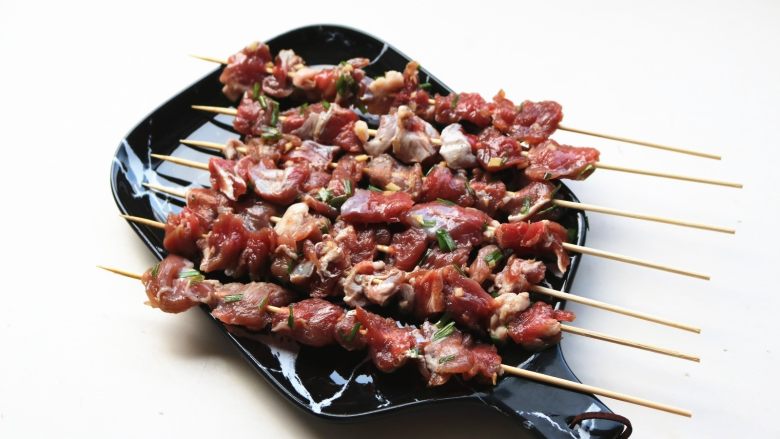 烤羊肉串,腌好的羊肉串,用竹签穿起来。