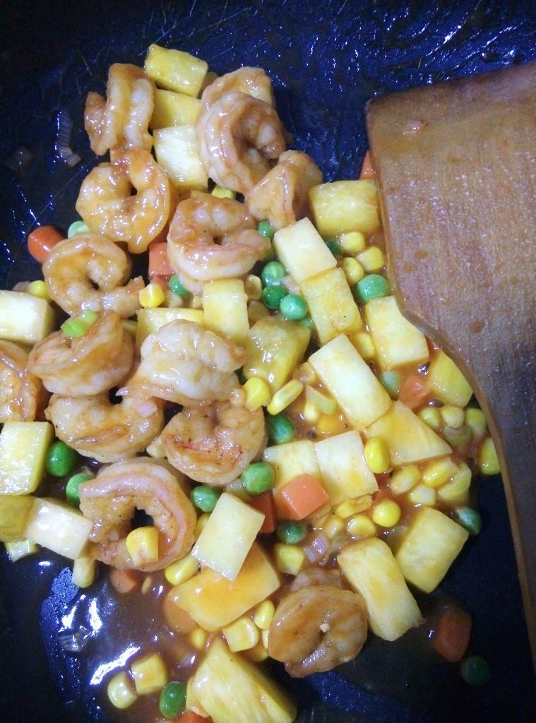 菠萝虾球,入虾肉,翻炒几下出锅。也可以用水淀粉勾芡,我用的番茄酱,觉得粘稠度够了,就省了勾芡了。