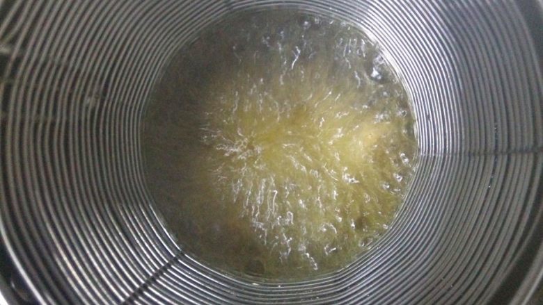 菠萝虾球,油温五六成热,炸虾仁到八成熟即可