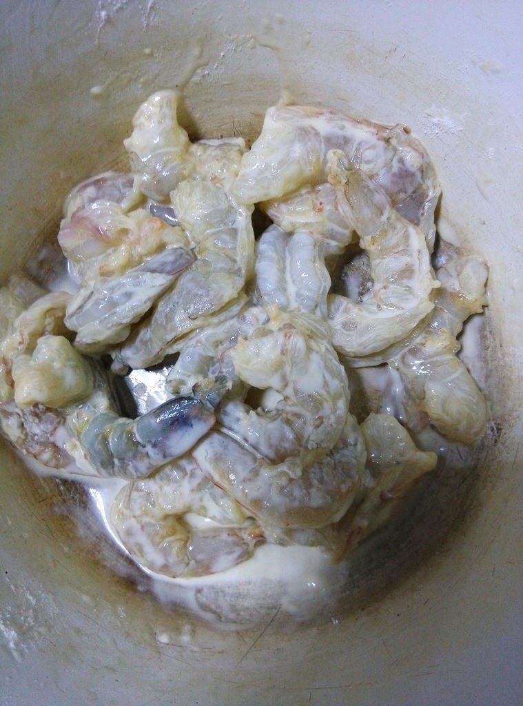 菠萝虾球,虾仁加少许<a style='color:red;display:inline-block;' href='/shicai/ 813'>鸡粉</a>,抓匀后挂少许淀粉。我个人喜欢吃薄芡的,没用炸粉和蛋清之类的,炸出来不是天妇罗那种效果