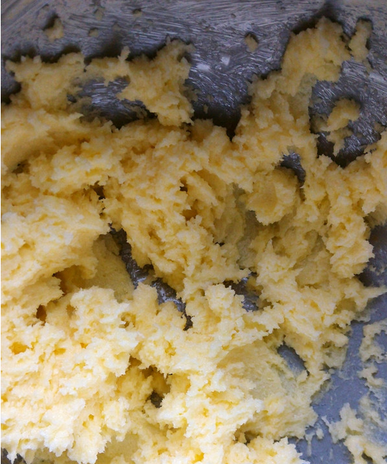 翻糖火锅宴饼干,<a style='color:red;display:inline-block;' href='/shicai/ 887'>黄油</a>室温软化后,加细砂糖,用打蛋器达到顺滑状态