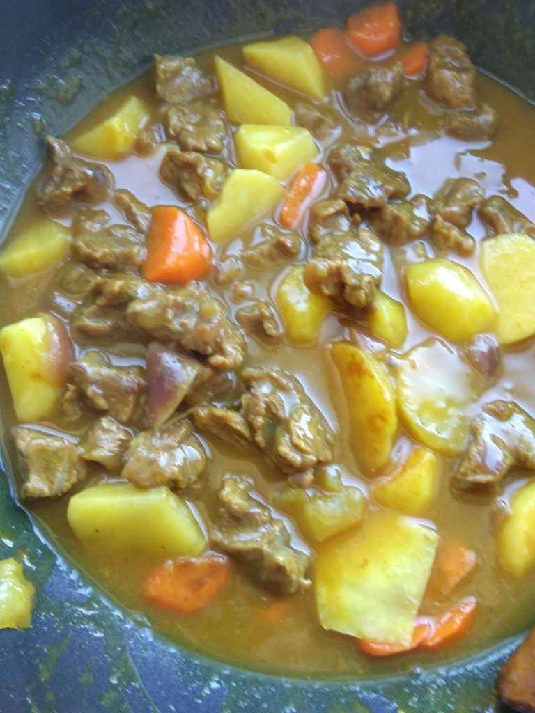 咖喱土豆牛腩, 中途翻动几次,炖到土豆软烂。