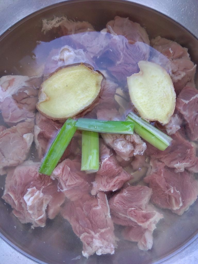 咖喱土豆牛腩,牛腩放入加了葱姜的冷水中,煮沸后焯水,冲去浮沫。