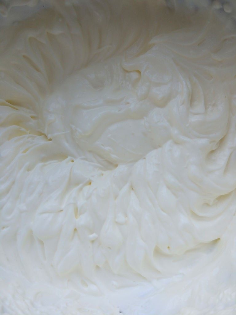 喜羊羊新手裱花蛋糕,<a style='color:red;display:inline-block;' href='/shicai/ 8197'>淡奶油</a>加细砂糖,打发到裱花状态。要低速打发,以免过度打发,水油分离。出现明显花纹,不流动的状态即可。