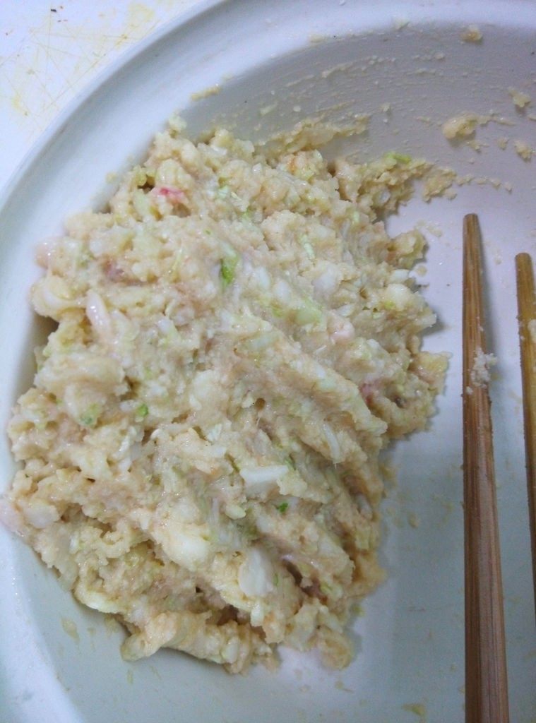 香酥免炸馒头肉丸,最后酌情加入适量蛋液,到用手能捏成团的状态