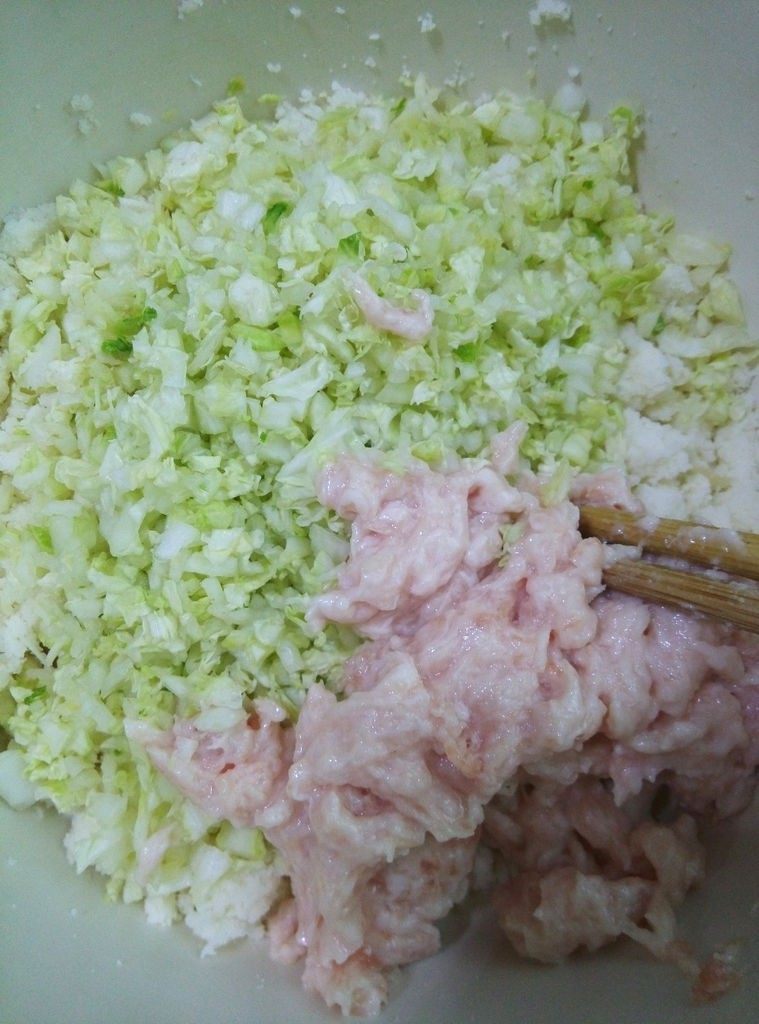 香酥免炸馒头肉丸,将馒头碎,<a style='color:red;display:inline-block;' href='/shicai/ 114'>白菜</a>碎和肉馅拌匀