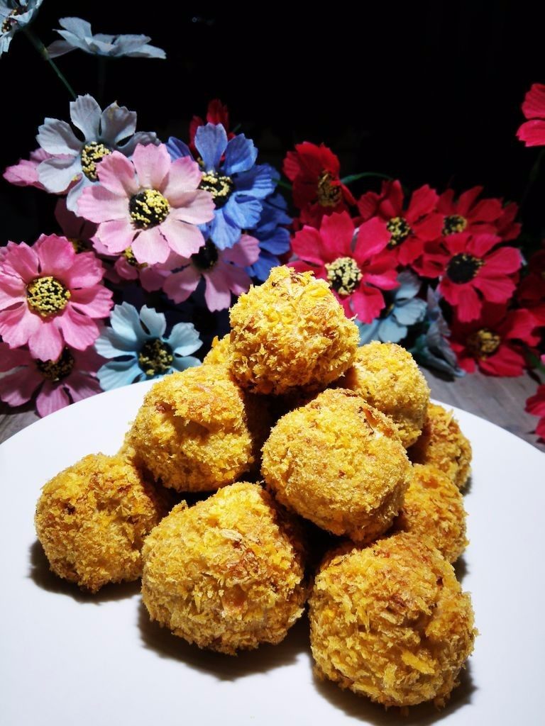 香酥免炸馒头肉丸,用烤箱烤的话,比油炸费时一些,但是吃油比较少,同样香酥的情况下,更健康一些。