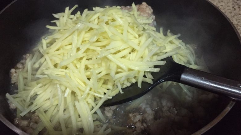 不用发面的土豆丝肉饼,放入土豆丝,翻炒,变色;