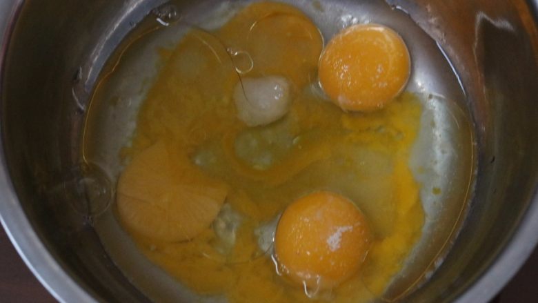 马斯卡彭芝士草莓卷,3.蛋黄中加入糖 油水搅拌至乳化