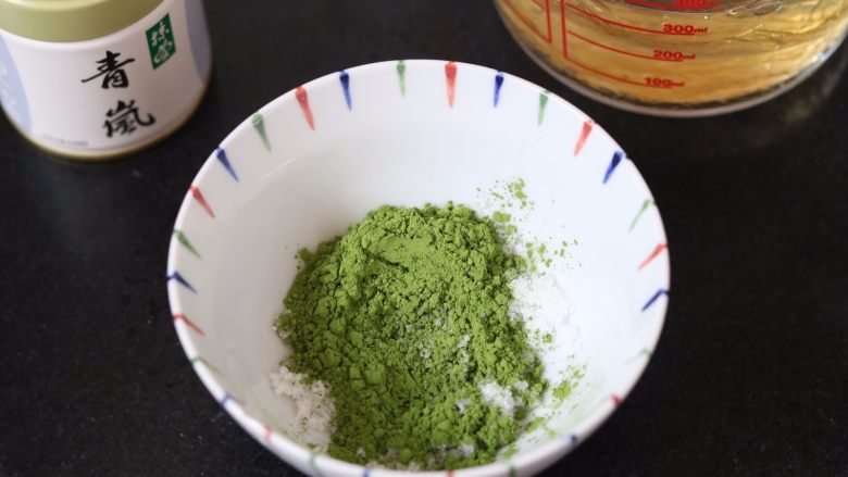 抹茶酸奶慕斯,2.抹茶加入糖混合均匀