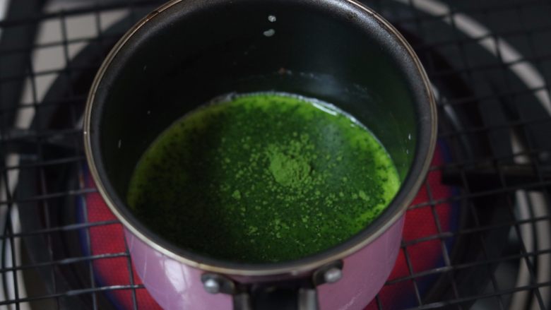 抹茶酸奶慕斯,4.分多次加入抹茶(要不然容易结块)再加入泡软的吉利丁 融化后关火 放凉