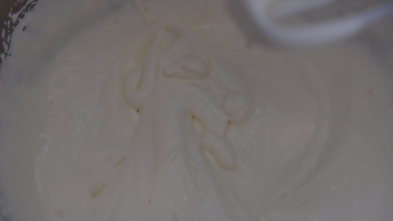 抹茶酸奶慕斯,5.淡奶油加糖打发至6分发